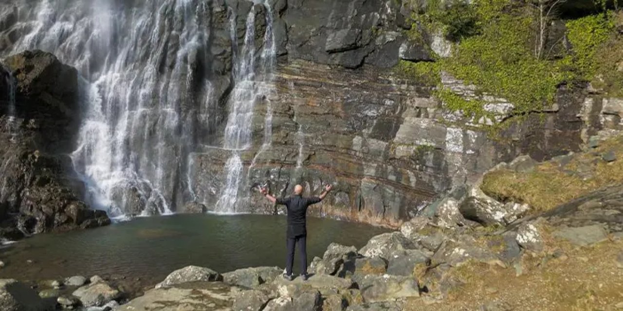 Baharın gelişiyle Mençuna Şelalesi coştu, ziyaretçi akınına uğruyor!