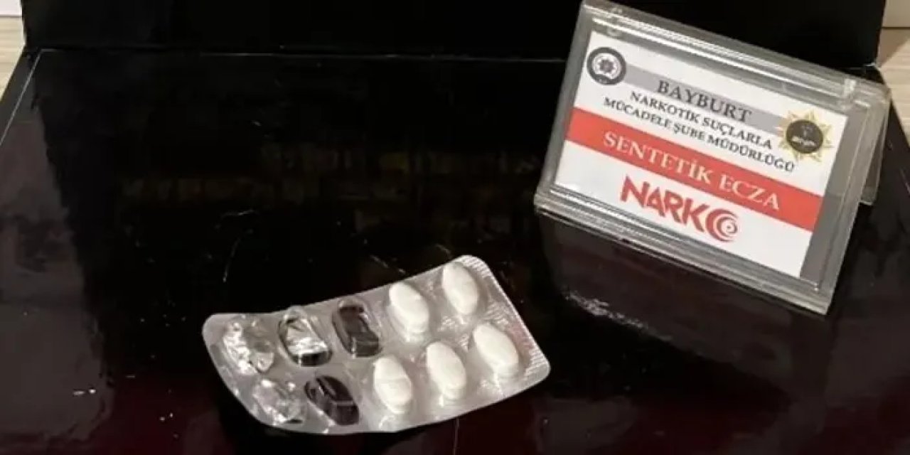 Bayburt’ta uyuşturucuya geçit yok! Araçta sentetik hap yakalandı