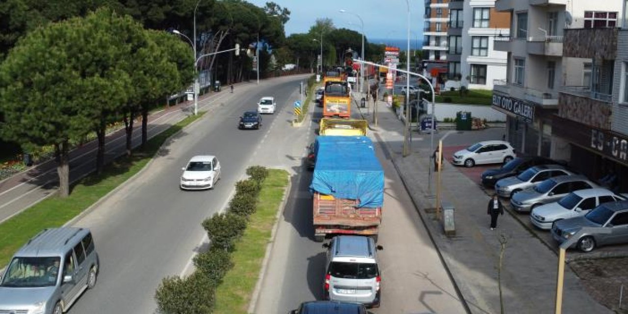 Karadeniz Sahil Yolu'nda uzun araç kuyruğu