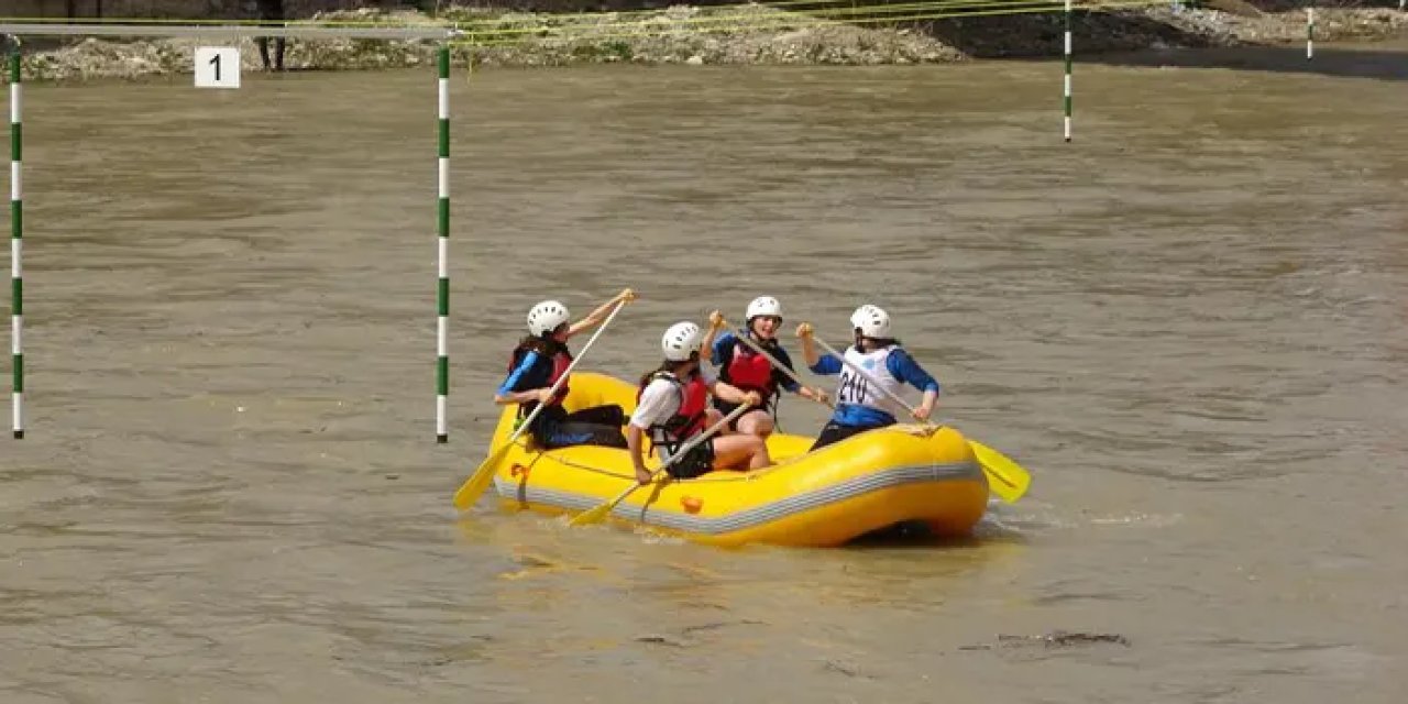 Çoruh’ta nefes kesen rafting! Üniversiteliler dalga dalga finale koşuyor