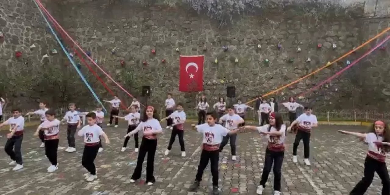 Trabzon'da Soğuksu İstiklal İlkokulu'nda 23 Nisan coşkusu