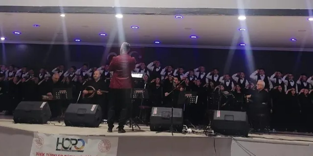 Trabzon'da minik Türkler Türk müziği söyledi, seyirciler ayakta alkışladı