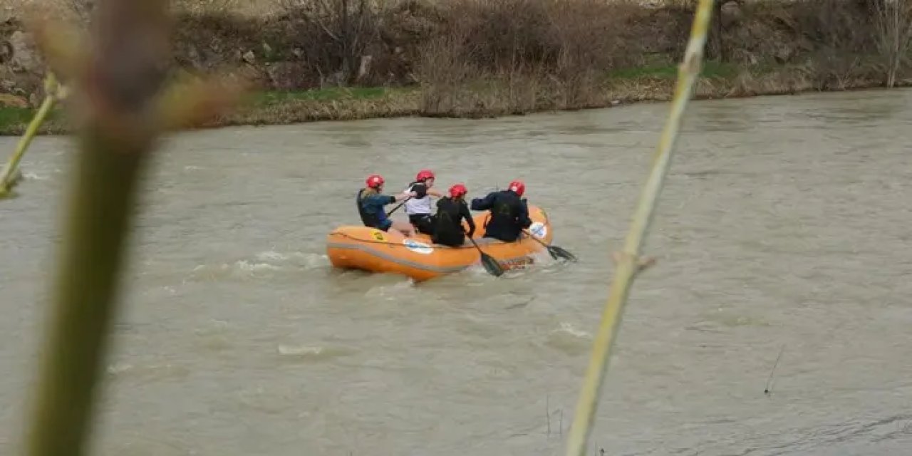 Bayburt’ta yağmur altında rafting heyecanı! 2 kilometre parkurda kürekler çekildi