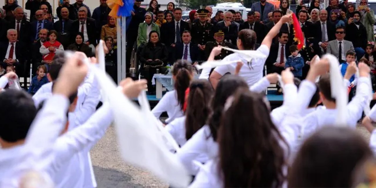 Bayburt’ta 23 Nisan coşkusu: Miniklerden renkli gösteriler