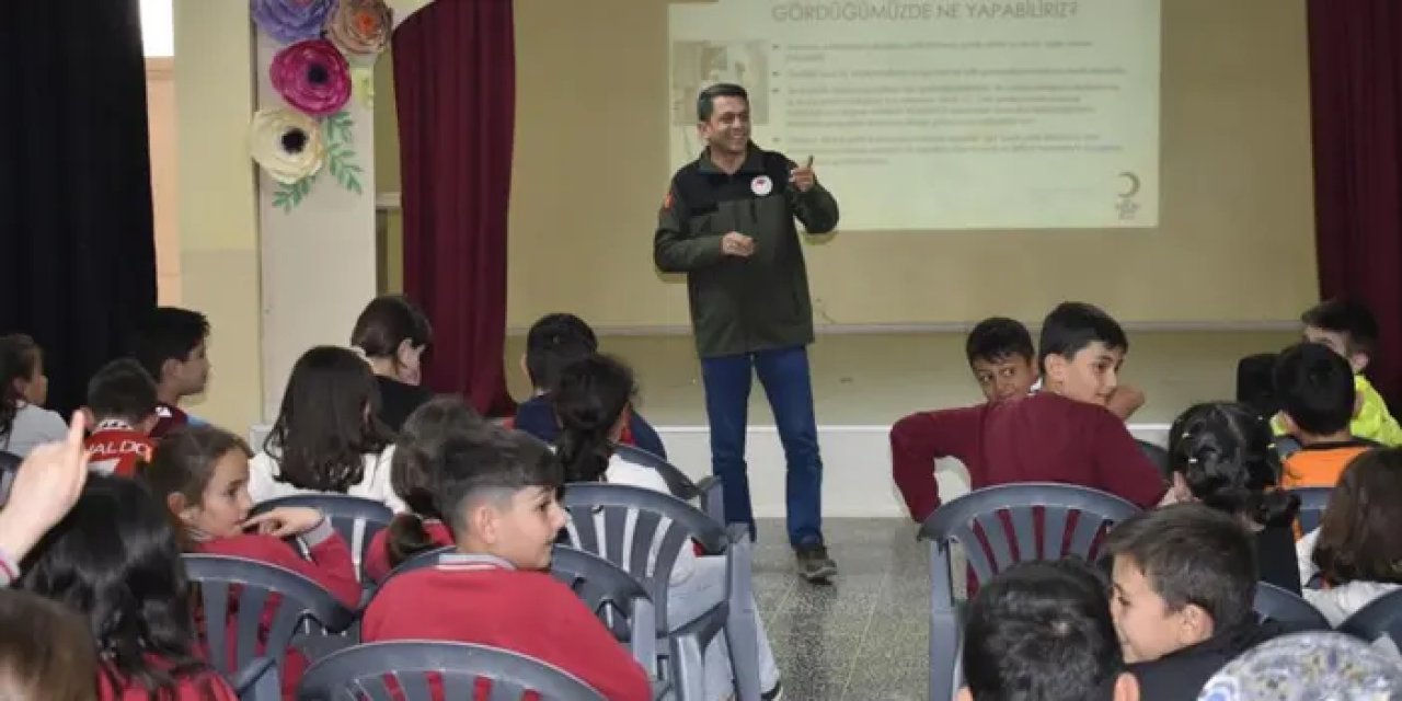 Bayburt’ta öğrenciler sokak hayvanları konusunda bilgilendirildi