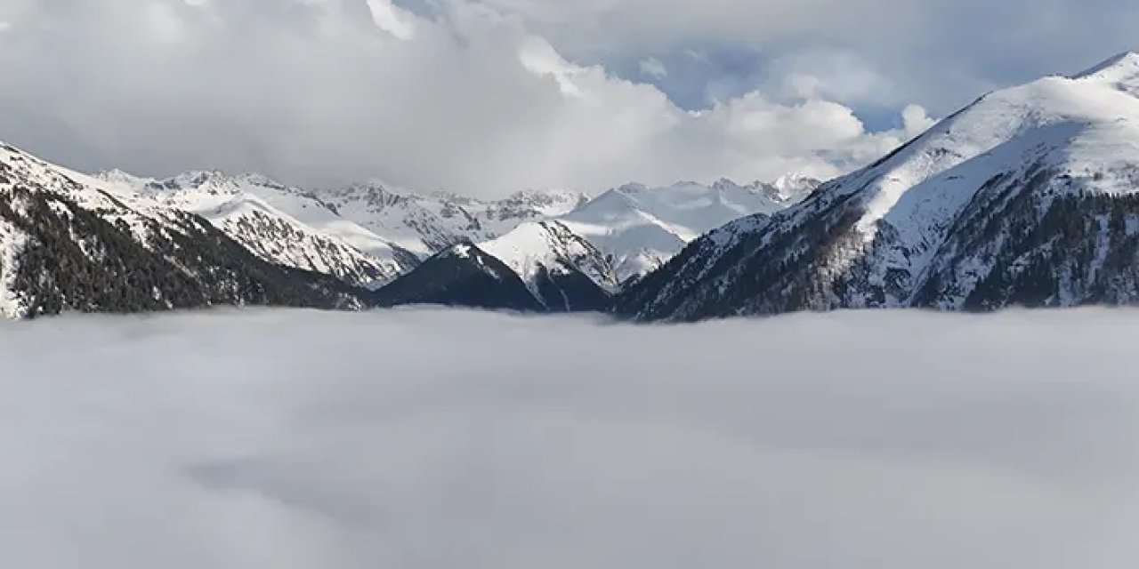 Rize’de Kaçkar Dağları Eteklerinde Oluşan Sis Denizi Büyüledi