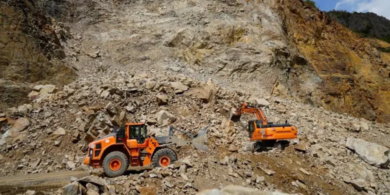 Gümüşhane-Giresun karayolundaki heyelan ardından temizleme çalışması sürüyor