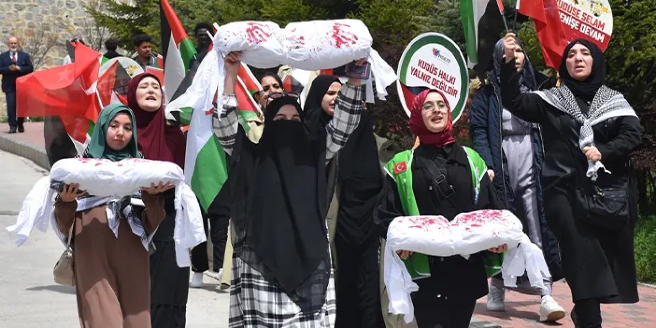 Gümüşhane'de öğrenciler İsrail'i protesto etti