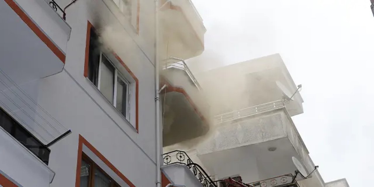 Artvin'de ev yangını! Mahalle dumanlar içinde kaldı