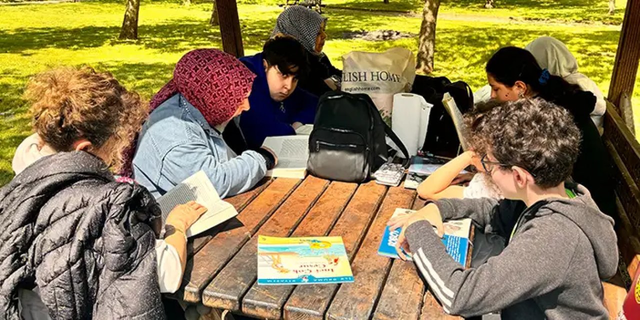 Trabzon Mimar Sinan Ortaokulu'ndan örnek proje! Aileleri ile birlikte kitap okudular