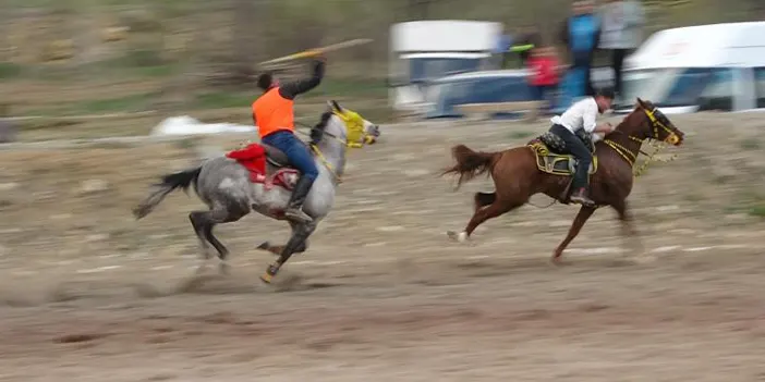 Bayburt’ta geleneği yaşattılar, düğünü ciritle kutladılar!