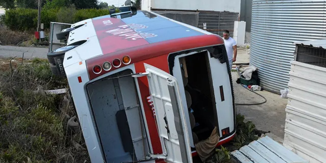 Antalya'da midibüs devrildi! 19 kişi yaralandı