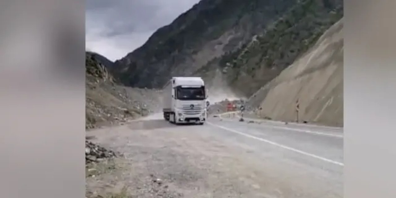 Heyelan nedeniyle kapanan Artvin-Şavşat-Ardahan yolu tek şeritten ulaşıma açıldı