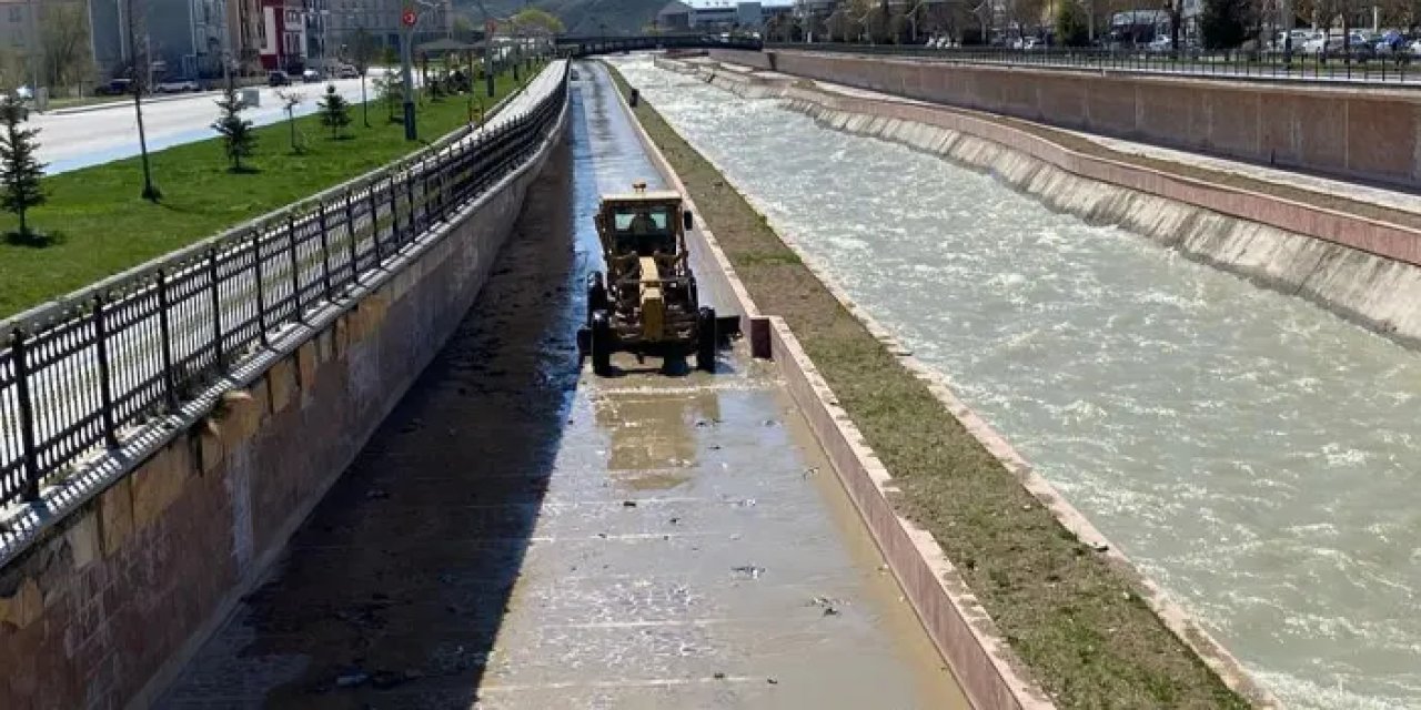Bayburt’ta çöplerle dolu olan yürüyüş yolu temizleniyor!