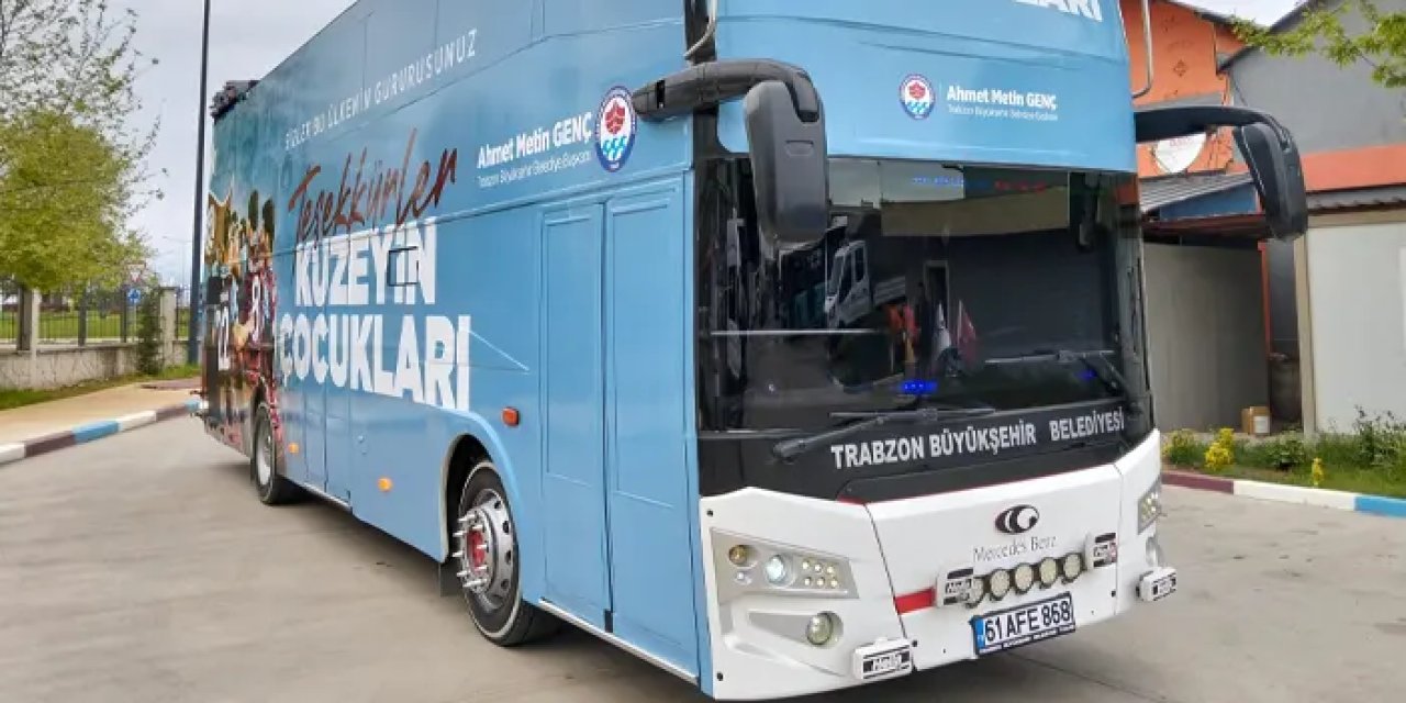 Trabzonspor U19 takımından Trabzon sokaklarında zafer turu!
