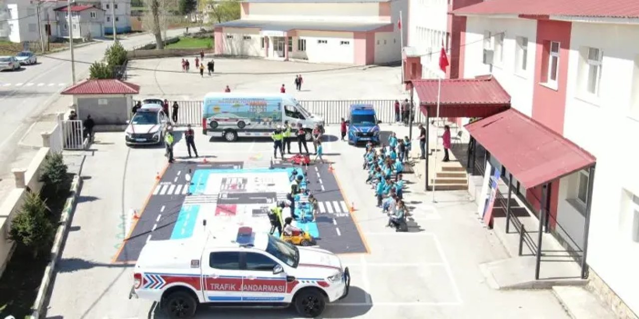 Bayburt’ta jandarma ekipleri trafik kurallarını eğlenceyle anlattı