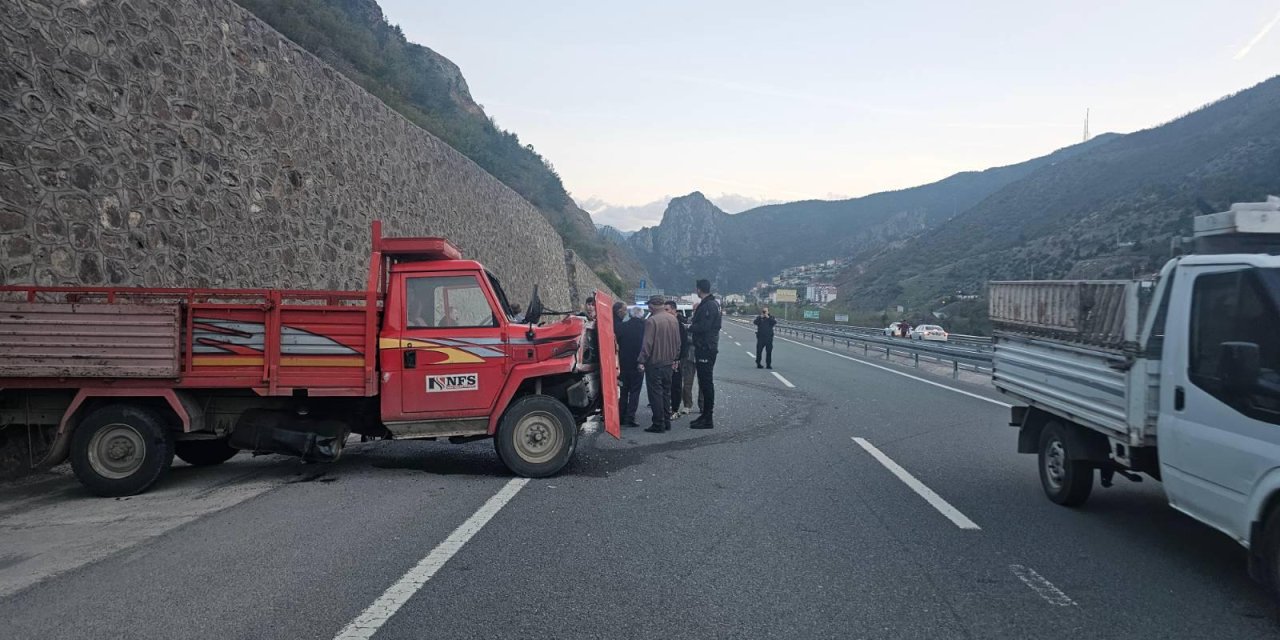 Gümüşhane'de kontrolü kaybetti duvara çarptı! Sürücü yaralı