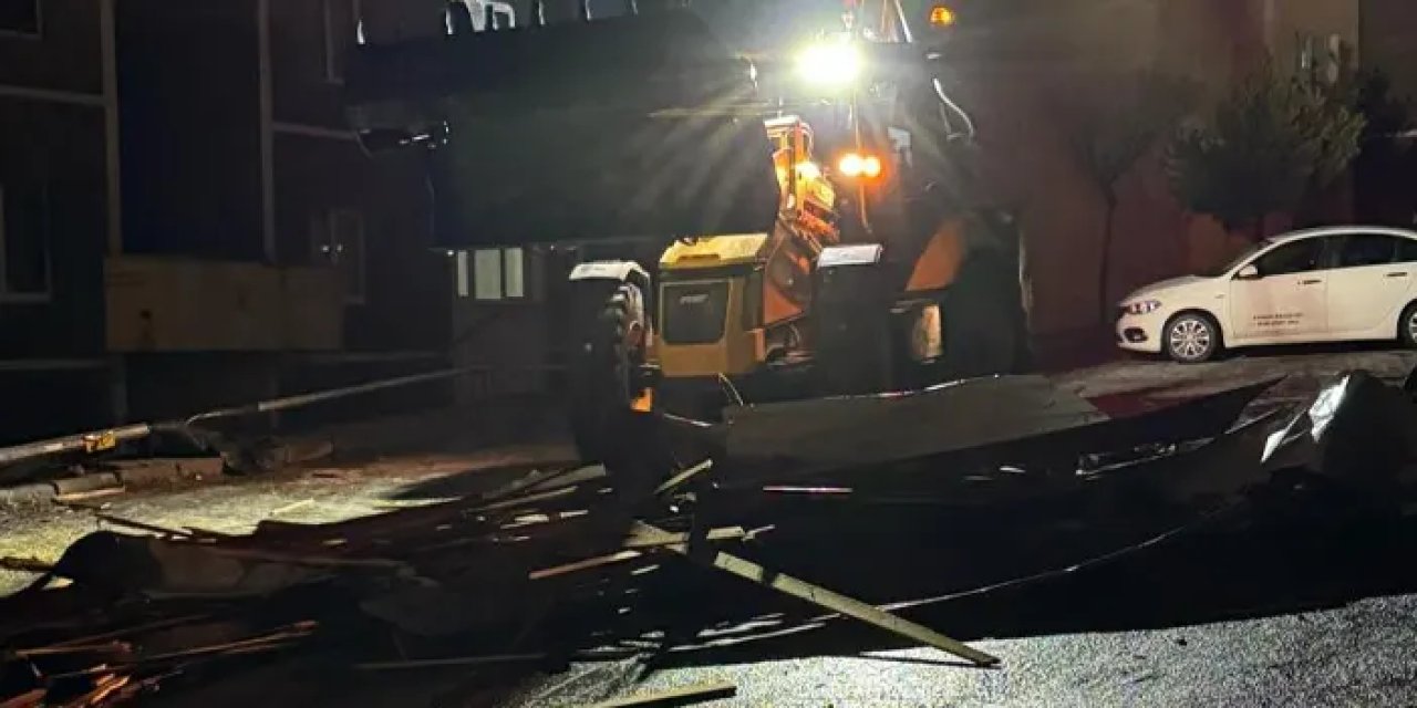 Bayburt’ta etrafa dağılan çatı parçaları yoldan kaldırıldı