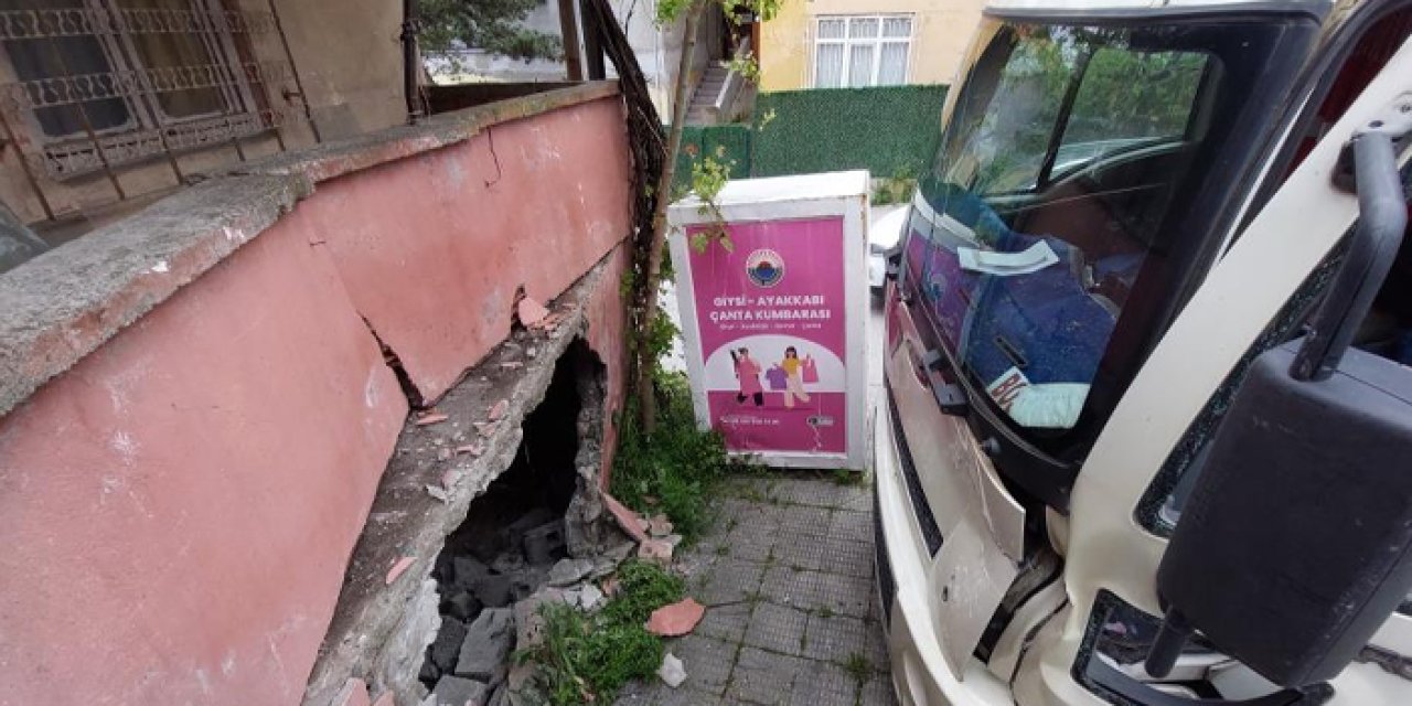 Samsun’da park halindeki kamyonet metruk binanın duvarını yıktı!