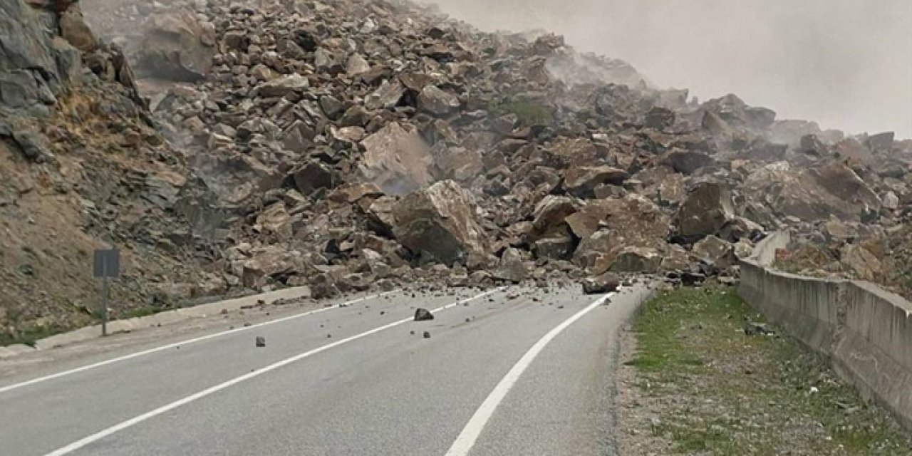 Gümüşhane-Giresun karayolu heyelan sonrası ulaşıma açıldı!