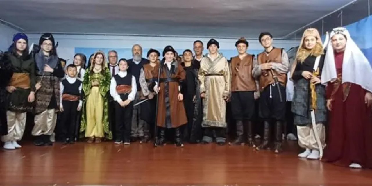Bayburt'ta öğrencilerin “Deli Dumrul” tiyatrosu büyük beğeni topladı!