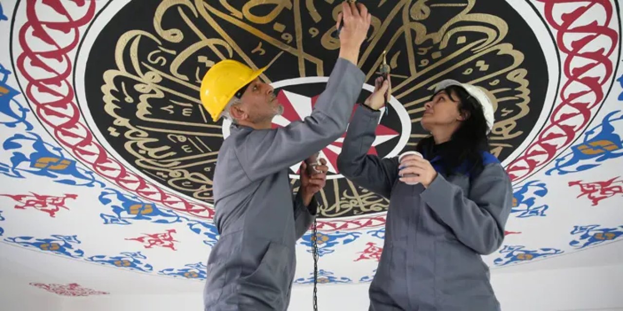 Ordu’da nakkaş çift sırt sırta vererek cami duvarlarını süslüyor