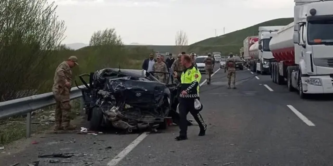 Can pazarı: Minibüse çarpan otomobil 2 can aldı