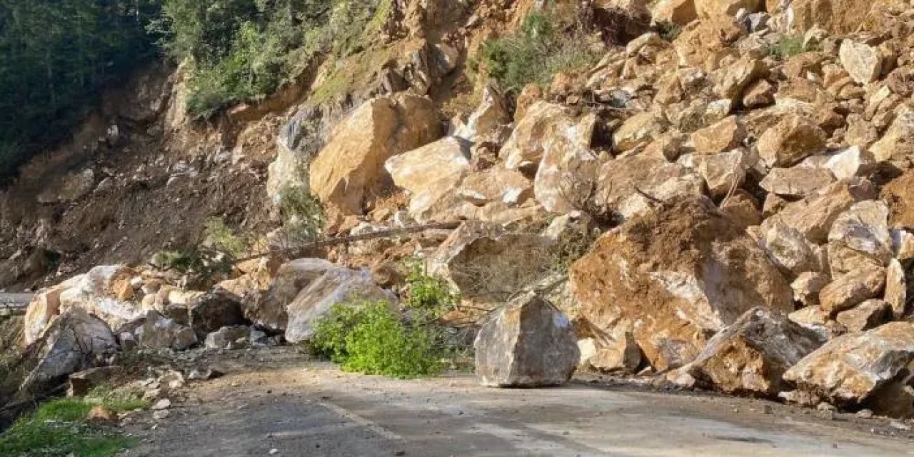 Giresun'da heyelan! Belde yolu ulaşıma kapandı