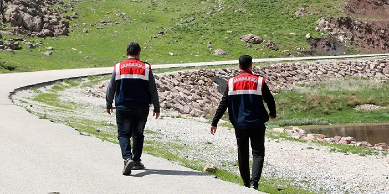 Hakkari'de jandarma bu çiçekleri koruyor!