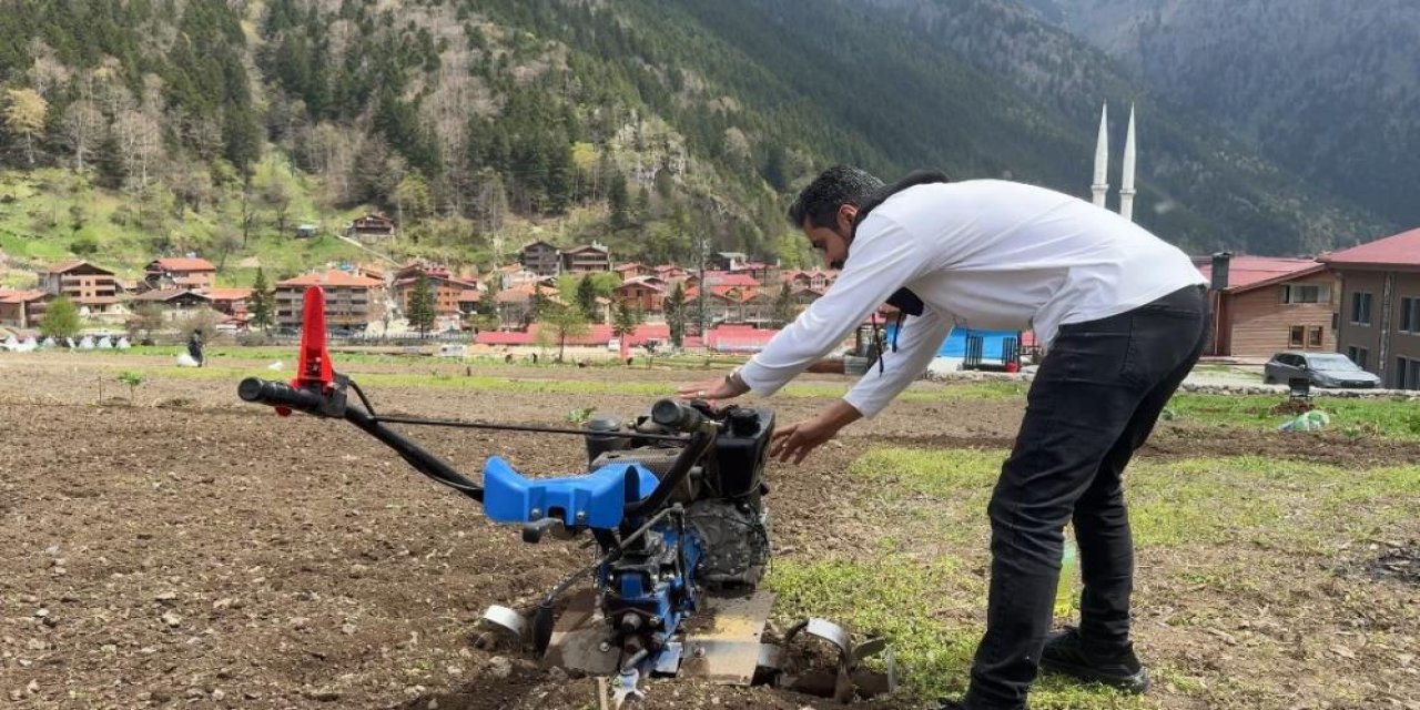 Uzungöl'de renkli görüntüler! Arap turist hem hurma dağıttı hem tarla sürdü