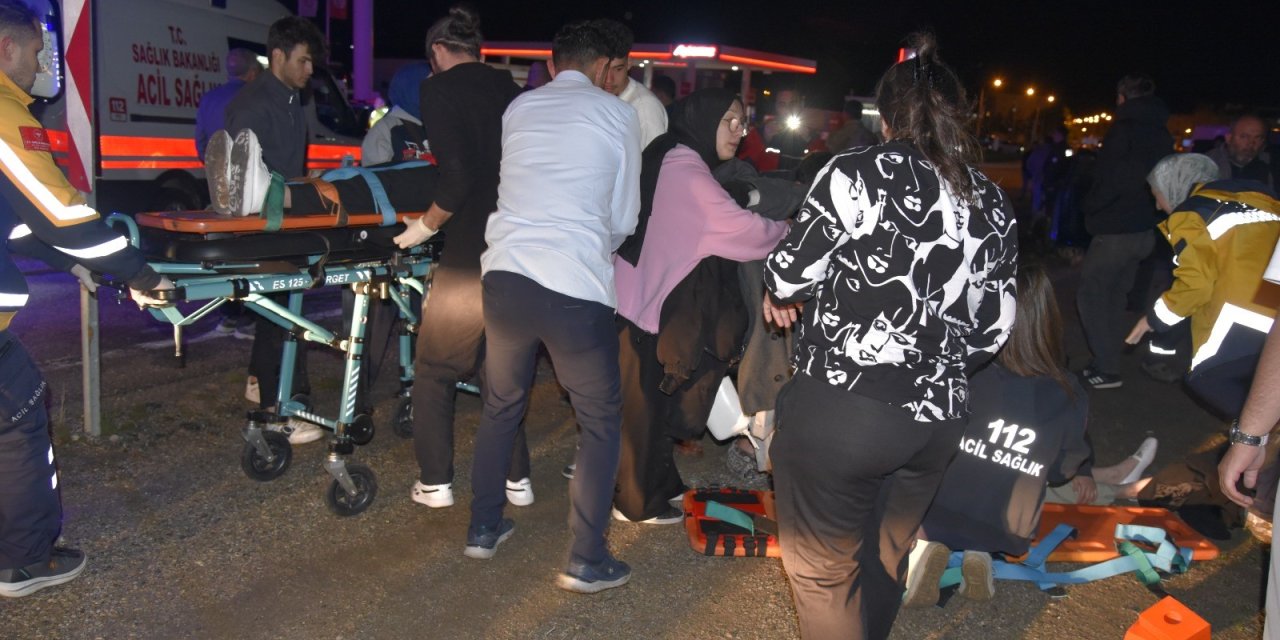 Gümüşhane'de araçlar yayaların arasına daldı! 11 yaralı