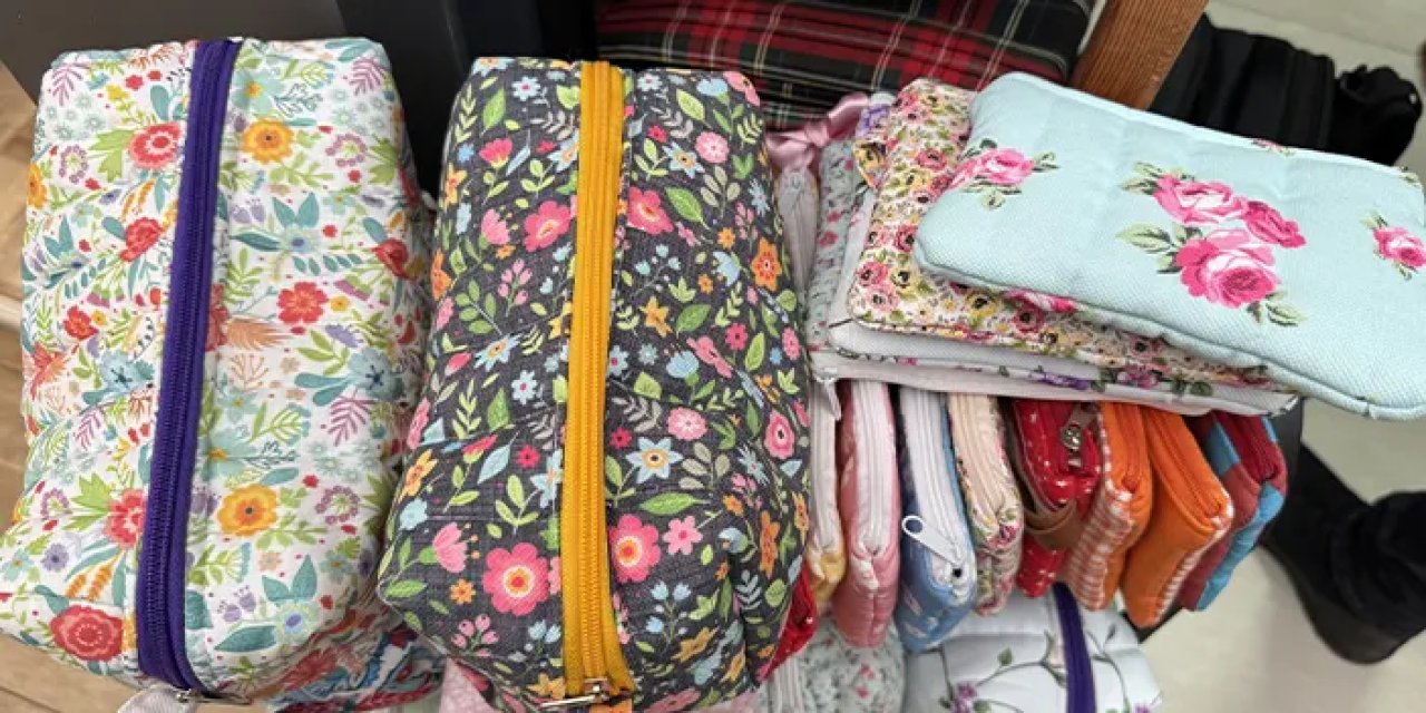 Dikiş aşkı emeklilikte mesleğe dönüştü: Trabzonlu Aliye'den el emeği renkli çantalar