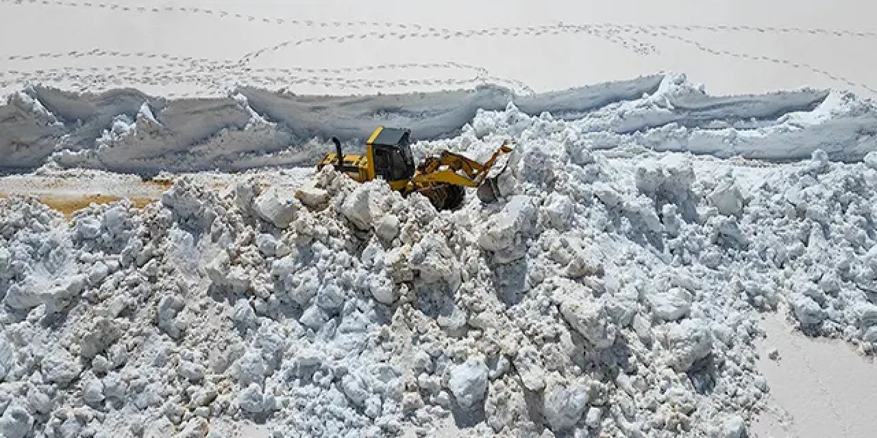 Karadeniz ilinde Mayıs ayında 4 metrelik karla mücadele!