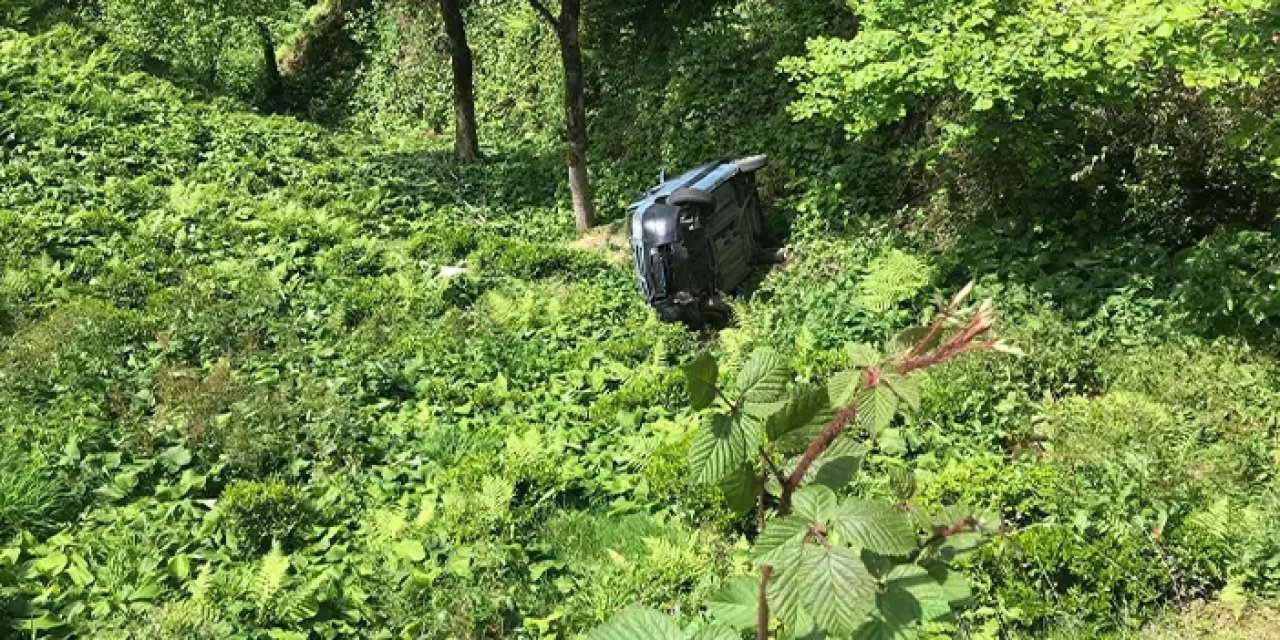 Rize’de hafif ticari araç çay bahçesine devrildi: 2 kişi yaralandı
