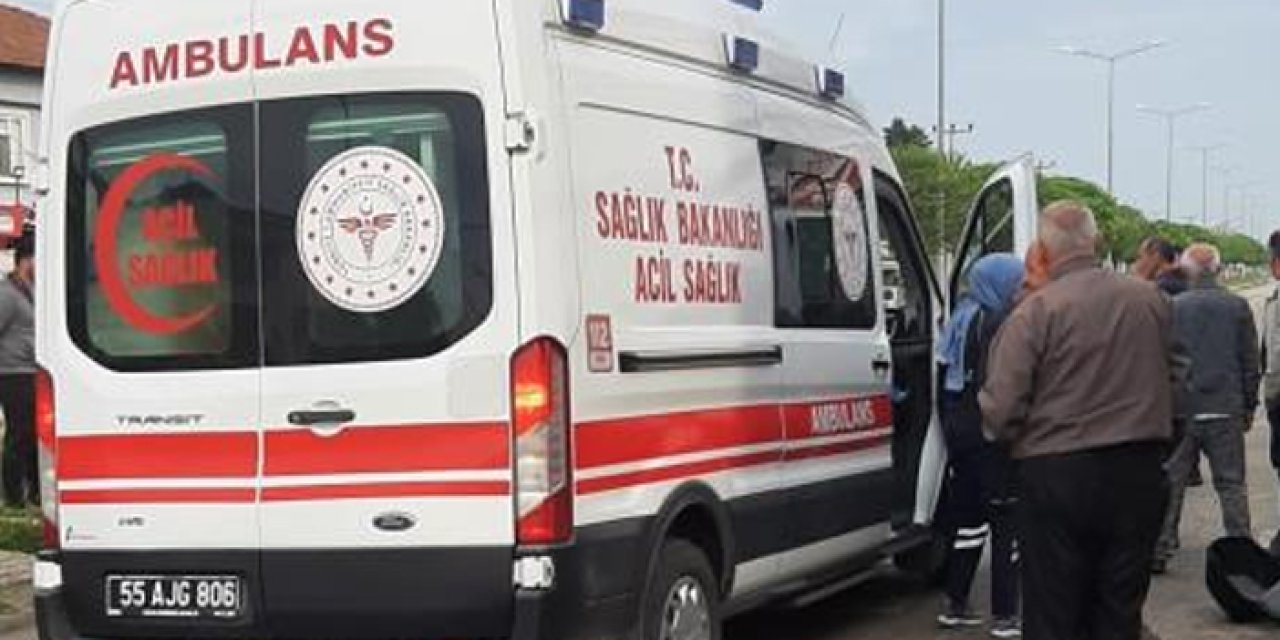 Samsun’da motosiklet park halindeki otomobile çarptı