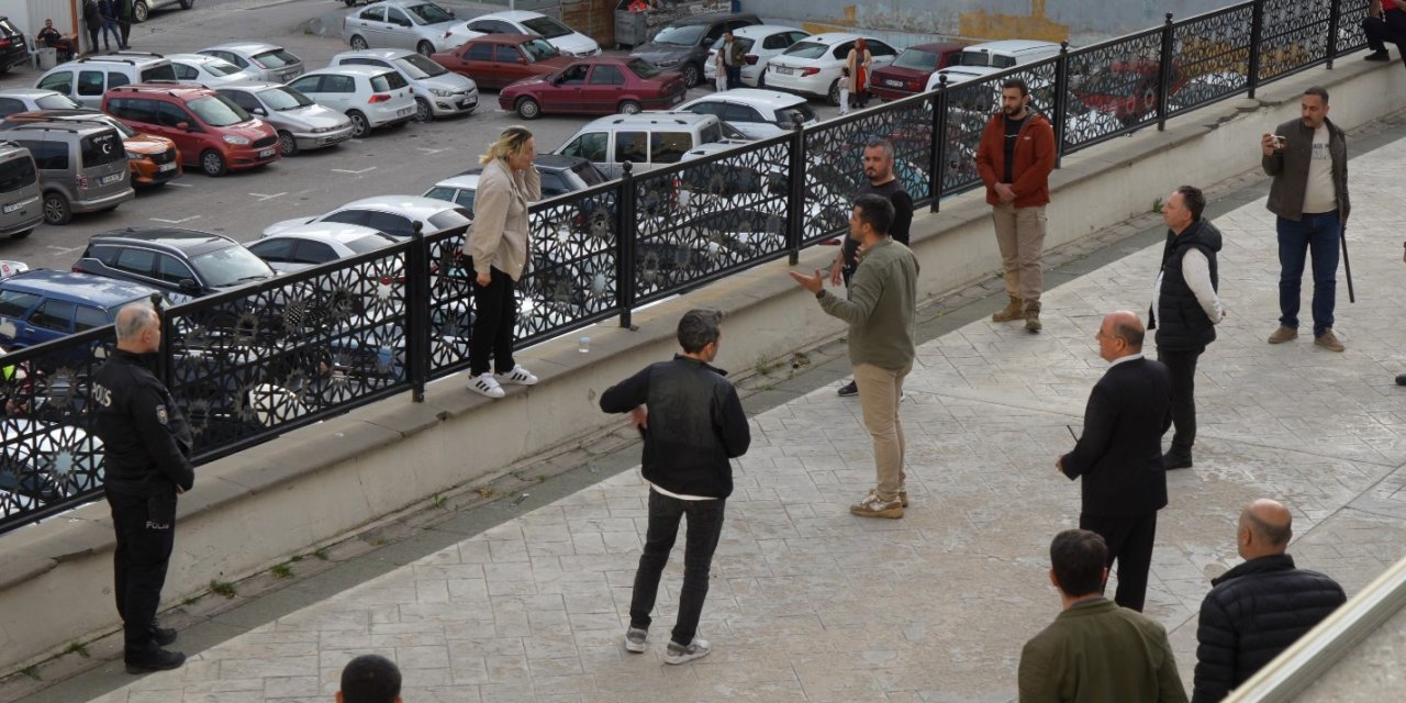 Oğlu için korkuluklara çıktı' Polis saatlerce ikna etmeye çalıştı
