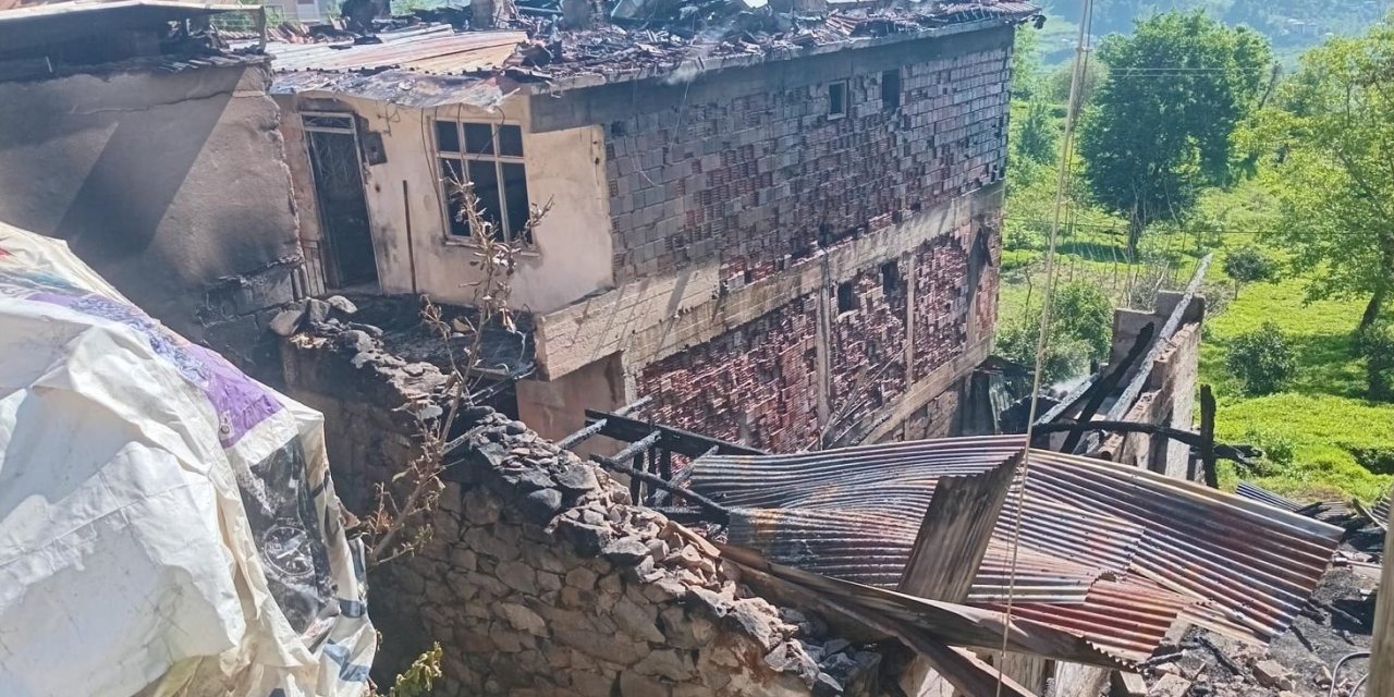 Trabzon'da yangın! İki ev kullanılamaz hale geldi
