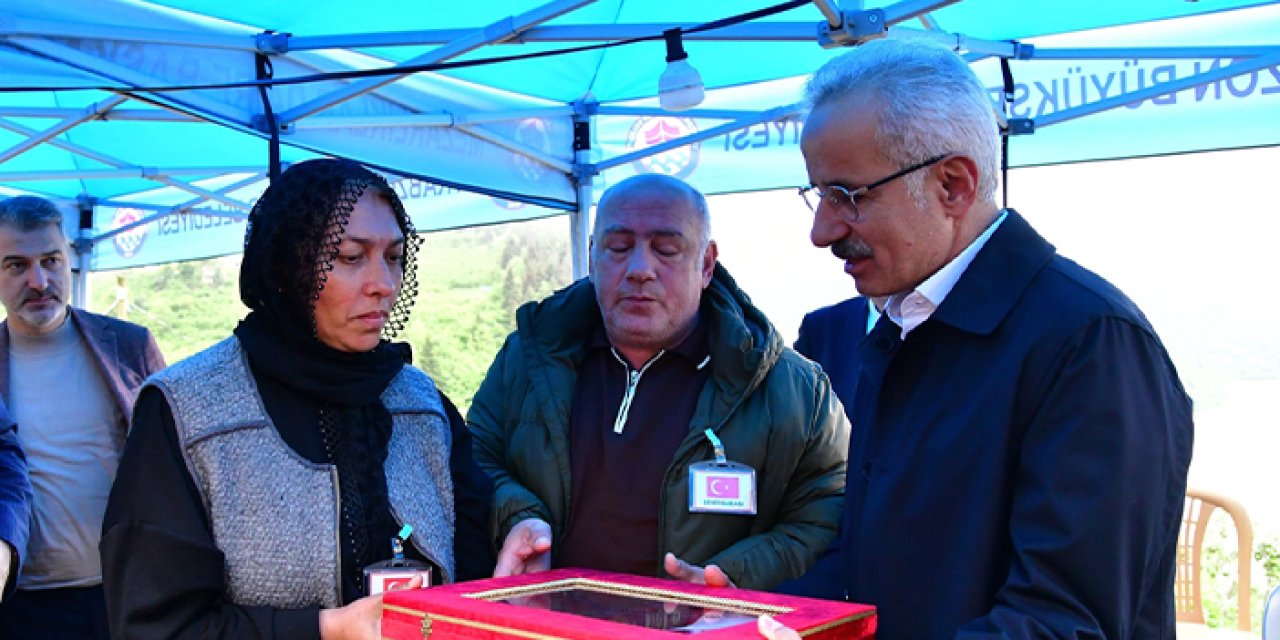 Bakan Uraloğlu'ndan Trabzon'da şehit Berat Mecit Day'ın ailesine ziyaret