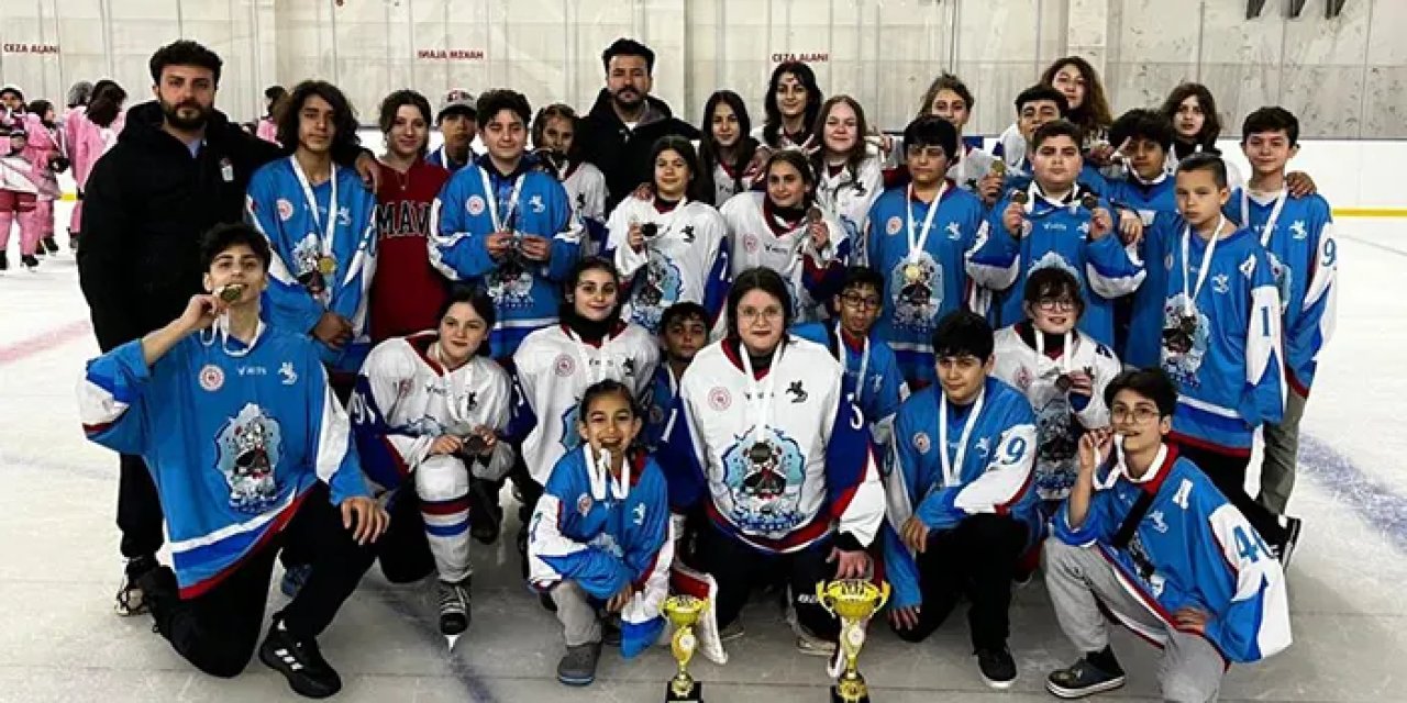 Buz hokeyinde Samsun fırtınası: Türkiye şampiyonu oldular