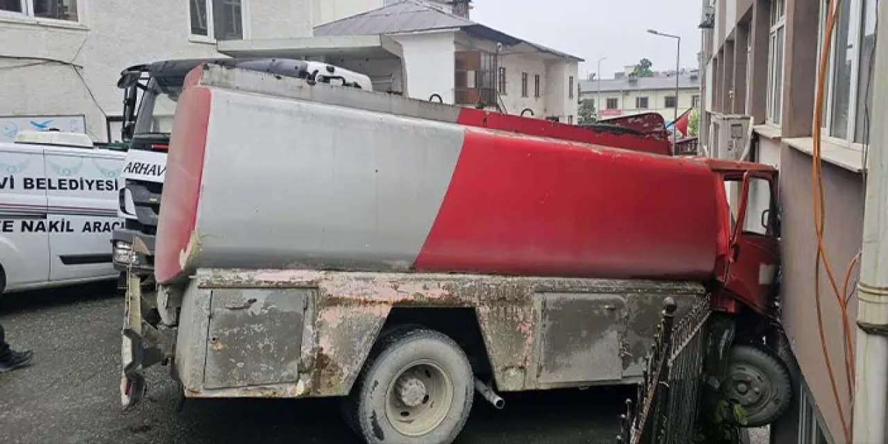 Arhavi’de faciadan dönüldü: Freni boşalan tanker kaymakamlık binasına çarptı