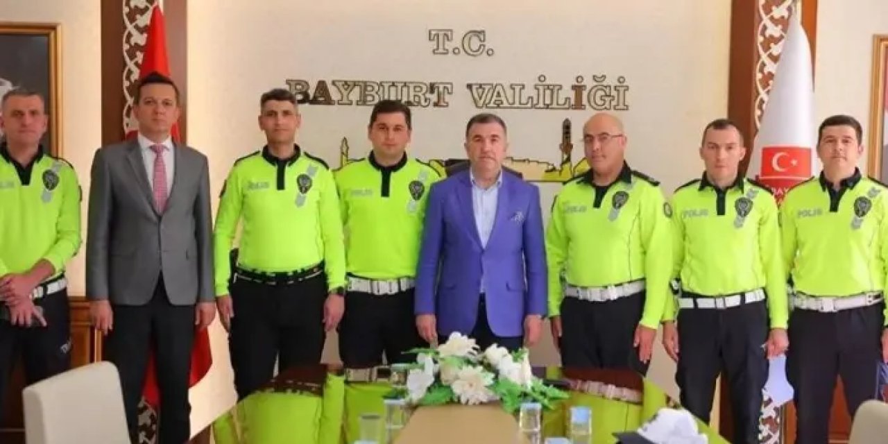 Bayburt’ta trafik polisleri belge ile ödüllendirildi!