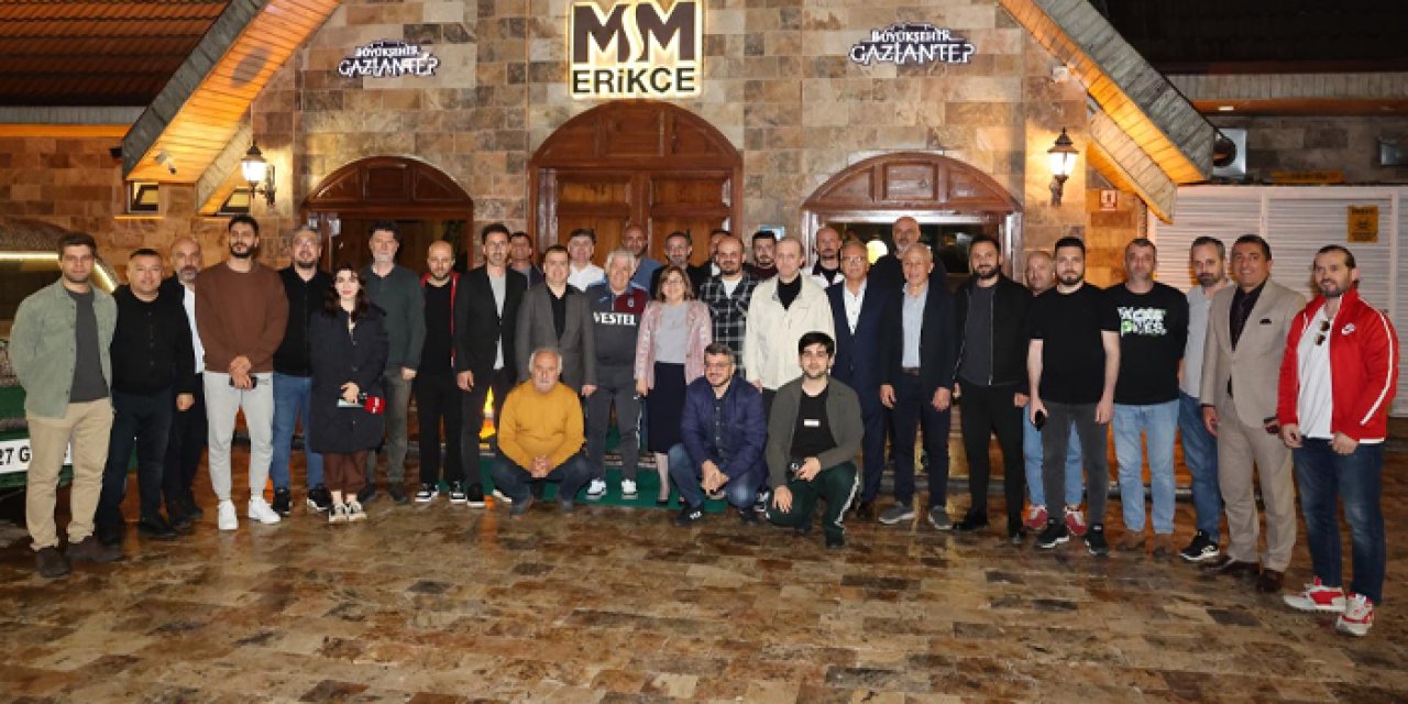 Trabzon basınından Gaziantep'te Başkan Fatma Şahin'e Trabzonspor forması hediyesi