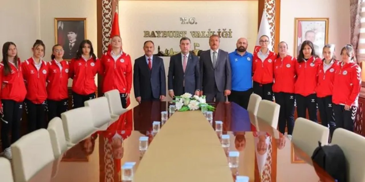 Bayburt’un voleybolcu kızlarından Vali Eldivan’a ziyaret