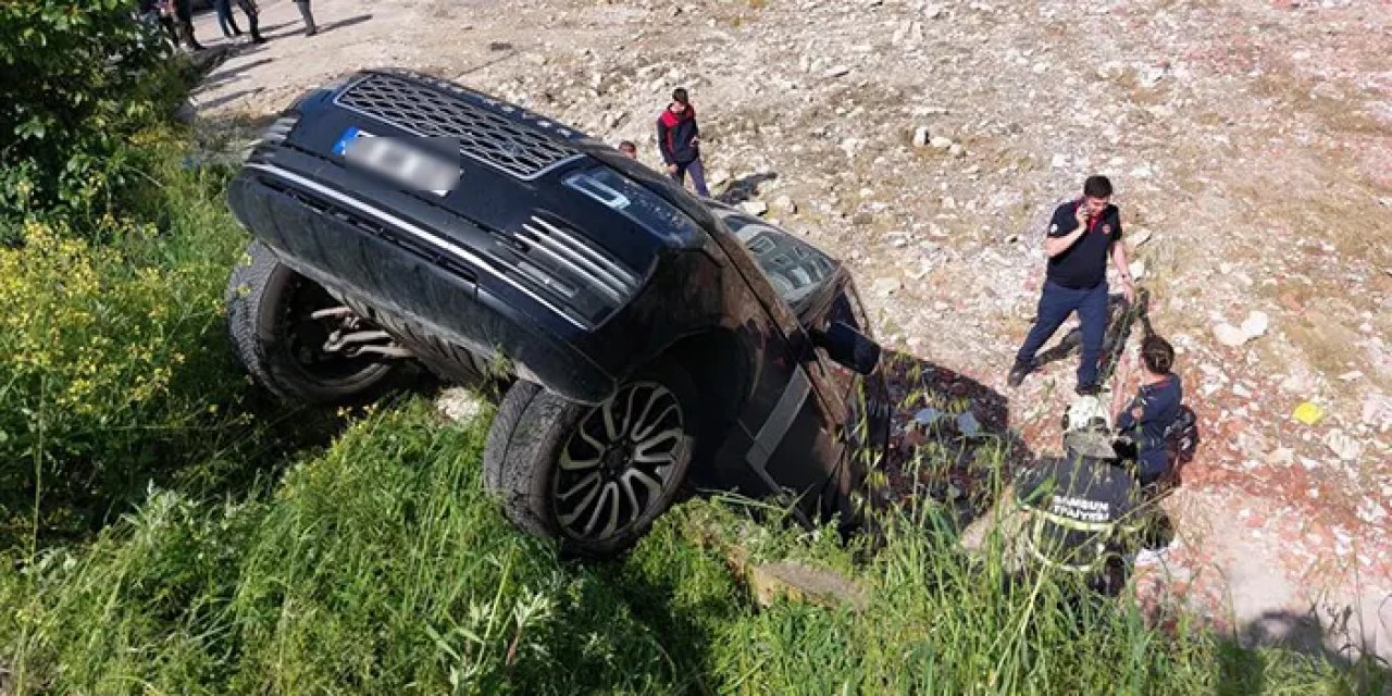 Samsun’da lüks cip rampa aşağı kaçtı, istinat duvarında asılı kaldı!