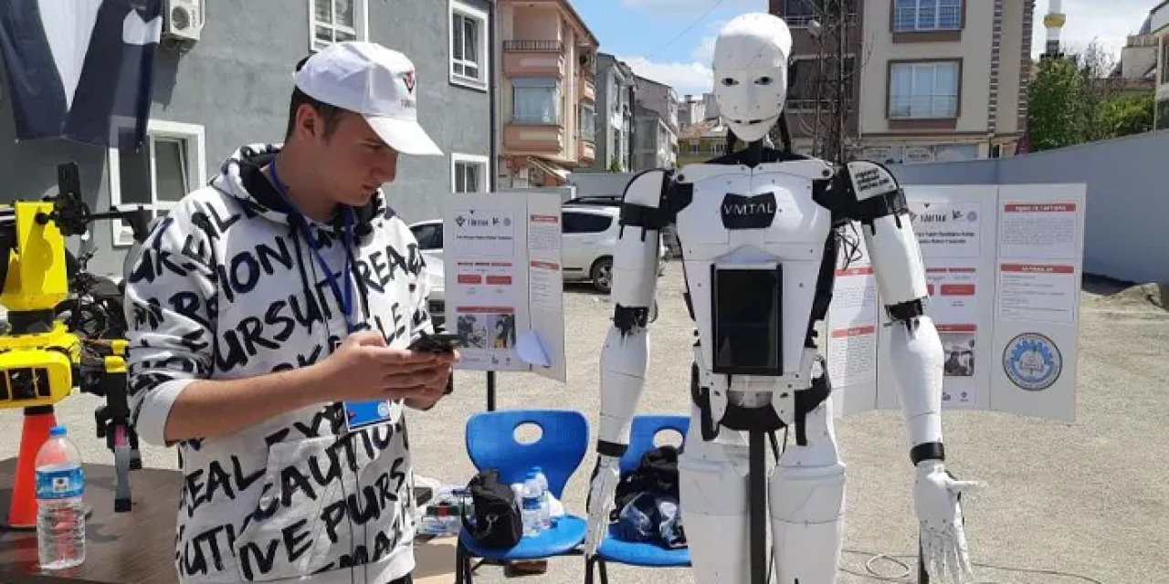 Samsun’da lise öğrencilerinden insansı robot ve köpek