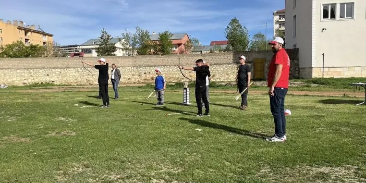 Bayburt'ta Gençlik Haftası: Okçular hünerlerini sergiledi