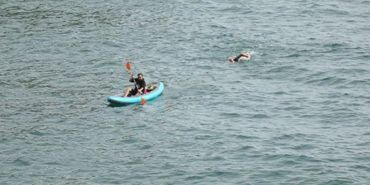 Karadeniz’in serin sularında 19 Mayıs coşkusu! 7 kilometre kulaç attı