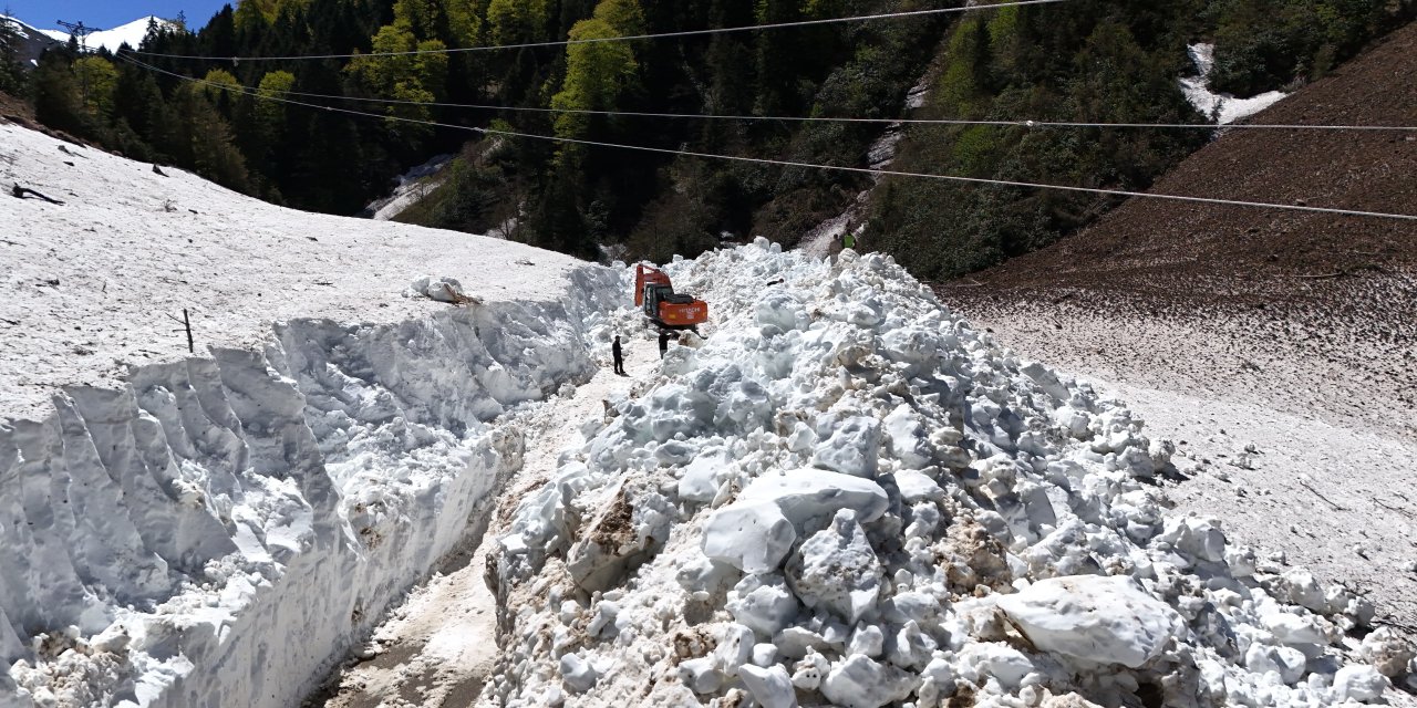 Doğu Karadeniz'de Mayıs ayında karla mücadele sürüyor