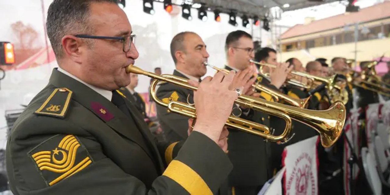 Samsun’da askeri bandodan “bilmem mi” sürprizi!