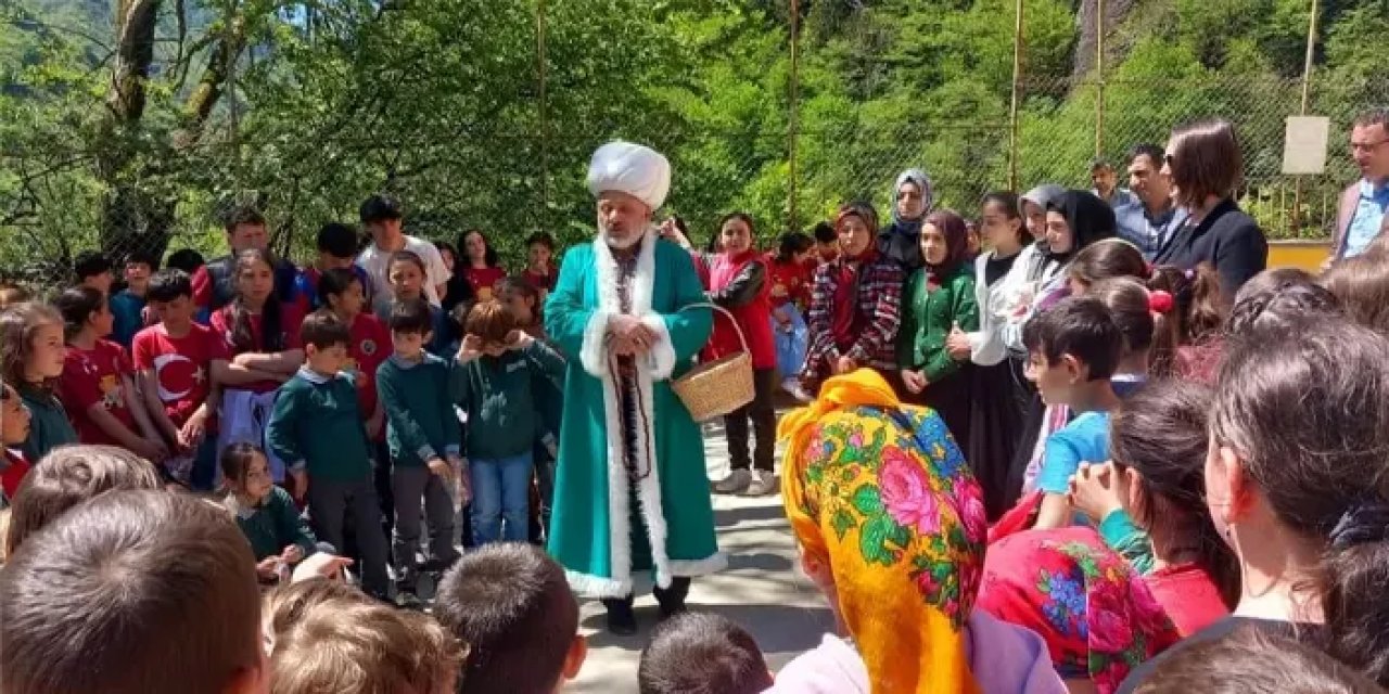 Trabzon'da müftüden öğrencilere Nasreddin Hoca sürprizi: Kostümü giydi, çocukları eğlendirdi